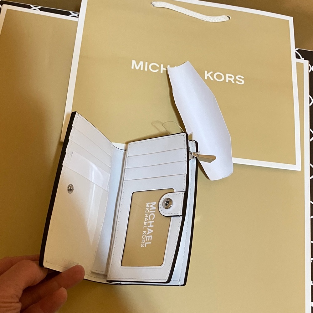 Michael Kors Bryant leather optic white wallet - Picture 4 of 11